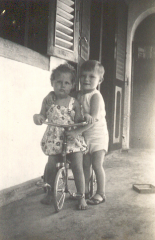 aug 37 Bubi met het buurmeisje Betty